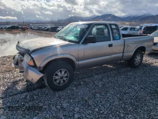 2003 GMC Sonoma SLS with VIN 1GTDT19X838102330, listed as a Copart auction lot 44064695 with 165,227 mi miles and Salvage Title. Bid and sale history available at carsss.com. Image 1.