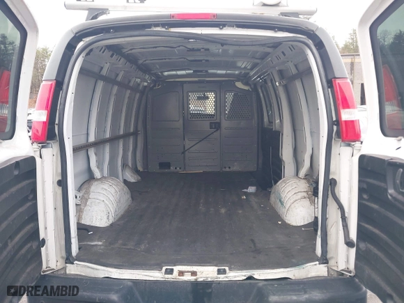 2019 GMC Savana Cargo Van with VIN 1GTW7AFG9K1154896, listed as a IAAI auction lot 41761872 with 183,541 mi miles. Bid and sale history available at carsss.com. Image 8.