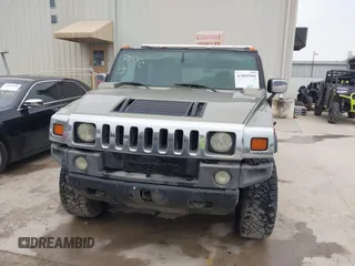 2005 Hummer H2 SUV z VIN 5GRGN23U95H132238, wystawiony jako IAAI lot #41809909 z przebiegiem 300 293 mil mil oraz . Historia ofert i sprzedaży dostępna na DreamBid. Obrazek 12.