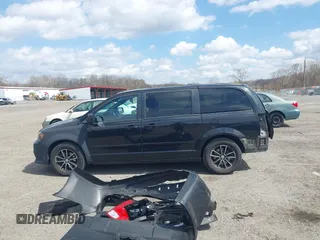 2017 Dodge Grand Caravan SE Plus z VIN 2C4RDGBG7HR606475, wystawiony jako IAAI lot #41912731 z przebiegiem 117 196 mil mil oraz . Historia ofert i sprzedaży dostępna na DreamBid. Obrazek 15.