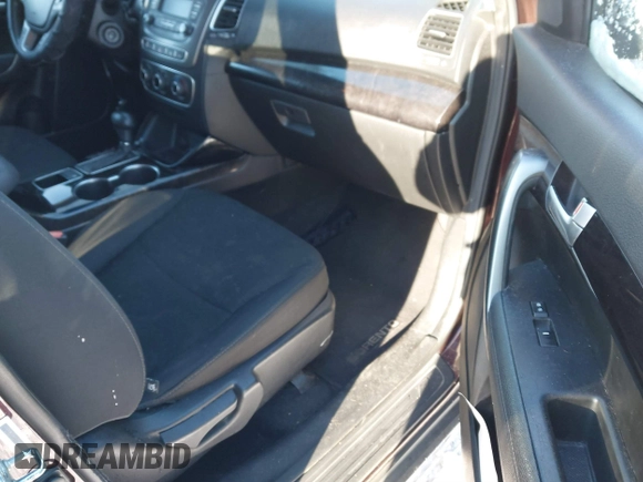 2014 Kia Sorento LX with VIN 5XYKTDA70EG549475, listed as a IAAI auction lot 41402862 with 147,087 mi miles. Bid and sale history available at carsss.com. Image 5.