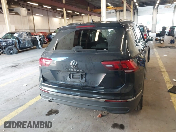 2023 Volkswagen Tiguan S z VIN 3VVRB7AX6PM069001, wystawiony jako IAAI lot #41193316 z przebiegiem 21 586 mil mil oraz . Historia ofert i sprzedaży dostępna na DreamBid. Obrazek 15.