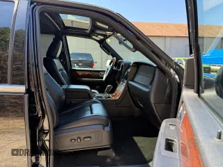 2017 Lincoln Navigator Select z VIN 5LMJJ3JT3HEL09741, wystawiony jako Copart lot #57437295 z przebiegiem 239 777 mil mil oraz Czysty tytuł • Clean title. Historia ofert i sprzedaży dostępna na DreamBid. Obrazek 5.