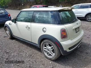 2008 MINI Hardtop S z VIN WMWMF73528TV39498, wystawiony jako IAAI lot #42308127 z przebiegiem 140 500 mil mil oraz . Historia ofert i sprzedaży dostępna na DreamBid. Obrazek 3.