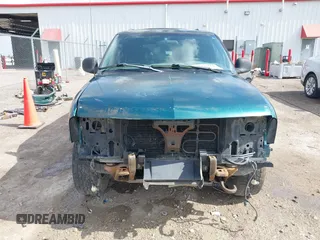 1998 Chevrolet Blazer LS z VIN 1GNDT13W7W2219654, wystawiony jako IAAI lot #42275733 z przebiegiem 150 384 mil mil oraz . Historia ofert i sprzedaży dostępna na DreamBid. Obrazek 13.
