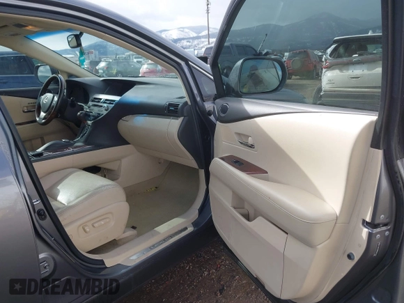 2013 Lexus RX 450h z VIN JTJBC1BAXD2051251, wystawiony jako IAAI lot #41746439 z przebiegiem 123 342 mil mil oraz . Historia ofert i sprzedaży dostępna na DreamBid. Obrazek 5.