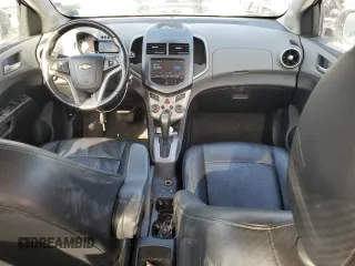 2013 Chevrolet Sonic LTZ z VIN 1G1JE5SH6D4114209, wystawiony jako Copart lot #44854675 z przebiegiem 130 385 mil mil oraz Czysty tytuł • Clean title. Historia ofert i sprzedaży dostępna na DreamBid. Obrazek 8.