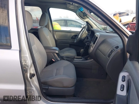 2007 Ford Escape XLT with VIN 1FMYU03Z37KA92572, listed as a IAAI auction lot 41213281 with 129,366 mi miles. Bid and sale history available at carsss.com. Image 5.