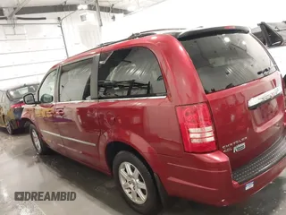 2010 Chrysler Town & Country Touring Plus z VIN 2A4RR8DX7AR480395, wystawiony jako IAAI lot #42171948 z przebiegiem 113 740 mil mil oraz . Historia ofert i sprzedaży dostępna na DreamBid. Obrazek 14.
