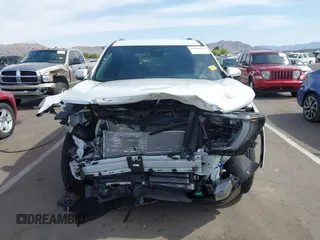 2025 GMC Acadia FWD Denali z VIN 1GKENLRS3SJ214267, wystawiony jako IAAI lot #42290521 z przebiegiem Nie podano mil oraz . Historia ofert i sprzedaży dostępna na DreamBid. Obrazek 13.
