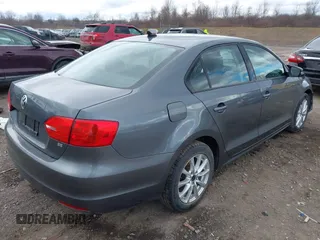 2014 Volkswagen Jetta SE z VIN 3VWD17AJ9EM358777, wystawiony jako IAAI lot #41880077 z przebiegiem 161 985 mil mil oraz . Historia ofert i sprzedaży dostępna na DreamBid. Obrazek 4.