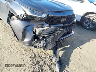2024 Toyota Highlander LE z VIN 5TDKDRBH3RS531823, wystawiony jako IAAI lot #41769437 z przebiegiem 27 754 mil mil oraz . Historia ofert i sprzedaży dostępna na DreamBid. Obrazek 6.