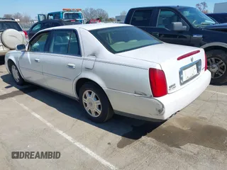 2004 Cadillac DeVille z VIN 1G6KD54Y74U129218, wystawiony jako IAAI lot #41786756 z przebiegiem 167 125 mil mil oraz . Historia ofert i sprzedaży dostępna na DreamBid. Obrazek 3.