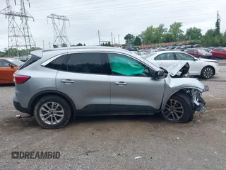 2022 Ford Escape SE z VIN 1FMCU9G60NUA45967, wystawiony jako IAAI lot #42459246 z przebiegiem Nie podano mil oraz . Historia ofert i sprzedaży dostępna na DreamBid. Obrazek 13.