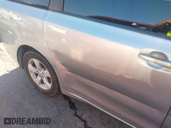2011 Toyota Sienna LE AAS z VIN 5TDKK3DC8BS163200, wystawiony jako IAAI lot #42523991 z przebiegiem 260 470 mil mil oraz . Historia ofert i sprzedaży dostępna na DreamBid. Obrazek 17.