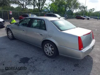 2008 Cadillac DTS 1SC z VIN 1G6KD57Y78U154332, wystawiony jako IAAI lot #42405503 z przebiegiem 108 470 mil mil oraz . Historia ofert i sprzedaży dostępna na DreamBid. Obrazek 3.