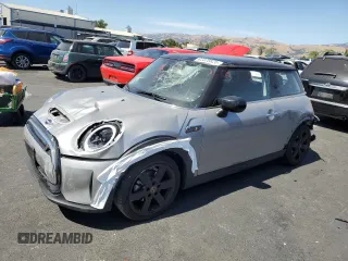 2024 MINI Hardtop Cooper SE z VIN WMW13DJ07R2U63477, wystawiony jako Copart lot #62370825 z przebiegiem 11 744 mil mil oraz Szkoda całkowita • Salvage title. Historia ofert i sprzedaży dostępna na DreamBid. Obrazek 1.