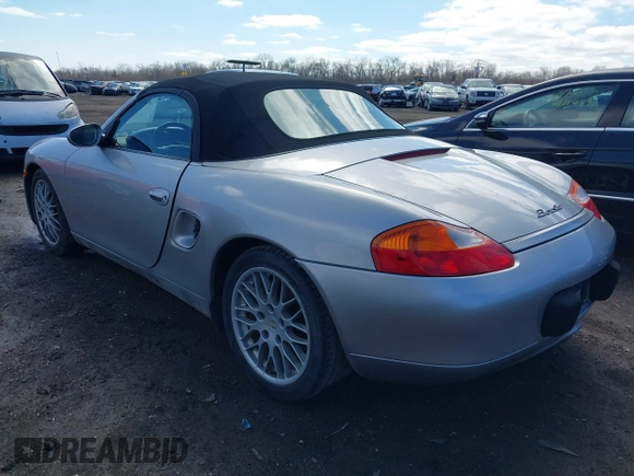 1999 Porsche Boxster z VIN WP0CA2989XU627152, wystawiony jako IAAI lot #41805432 z przebiegiem 112 380 mil mil oraz . Historia ofert i sprzedaży dostępna na DreamBid. Obrazek 3.