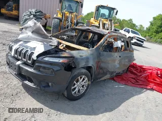 2016 Jeep Cherokee Latitude z VIN 1C4PJMCS7GW252416, wystawiony jako IAAI lot #42183656 z przebiegiem 128 709 mil mil oraz . Historia ofert i sprzedaży dostępna na DreamBid. Obrazek 2.