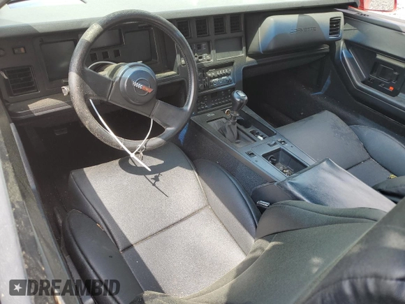 1988 Chevrolet Corvette z VIN 1G1YY2186J5112195, wystawiony jako Copart lot #55990205 z przebiegiem Nie podano mil oraz Szkoda całkowita • Salvage title. Historia ofert i sprzedaży dostępna na DreamBid. Obrazek 8.
