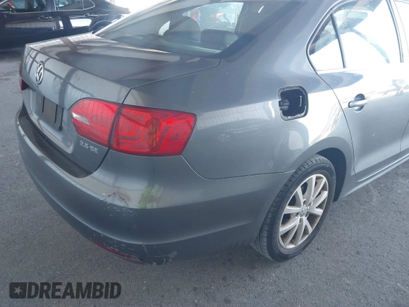 2013 Volkswagen Jetta SE z VIN 3VWDX7AJ3DM254962, wystawiony jako IAAI lot #41753707 z przebiegiem 125 225 mil mil oraz . Historia ofert i sprzedaży dostępna na DreamBid. Obrazek 6.