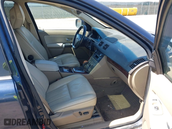 2014 Volvo XC90 with VIN YV4952CZ7E1688463, listed as a IAAI auction lot 41981396 with 219,905 mi miles. Bid and sale history available at carsss.com. Image 5.