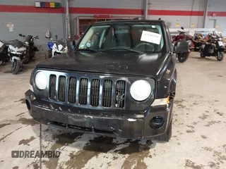 2008 Jeep Patriot Sport z VIN 1J8FF28W68D705251, wystawiony jako IAAI lot #42248701 z przebiegiem 121 033 mil mil oraz . Historia ofert i sprzedaży dostępna na DreamBid. Obrazek 6.