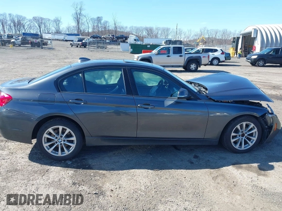 2016 BMW 3 Series 320i xDrive z VIN WBA8E5G59GNU21101, wystawiony jako IAAI lot #41933679 z przebiegiem Nie podano mil oraz . Historia ofert i sprzedaży dostępna na DreamBid. Obrazek 13.