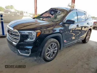 2024 GMC Terrain SLT z VIN 3GKALVEG2RL193013, wystawiony jako Copart lot #62858195 z przebiegiem 32 931 mil mil oraz Czysty tytuł • Clean title. Historia ofert i sprzedaży dostępna na DreamBid. Obrazek 1.