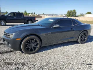 2013 Chevrolet Camaro LS z VIN 2G1FA1E33D9128611, wystawiony jako Copart lot #56357685 z przebiegiem 118 185 mil mil oraz Szkoda całkowita • Salvage title. Historia ofert i sprzedaży dostępna na DreamBid. Obrazek 1.
