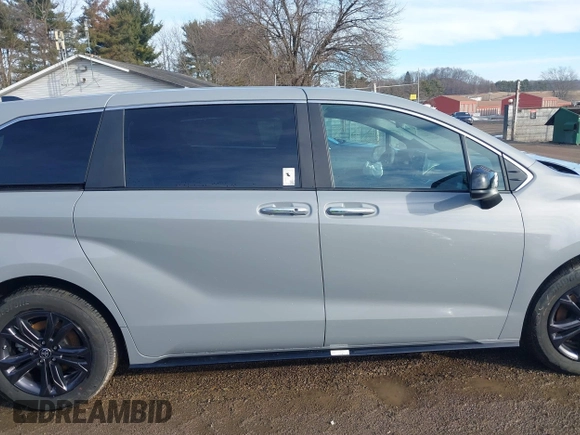 2024 Toyota Sienna XSE with VIN 5TDXSKFC0RS141120, listed as a IAAI auction lot 41463823 with 4,862 mi miles. Bid and sale history available at carsss.com. Image 14.