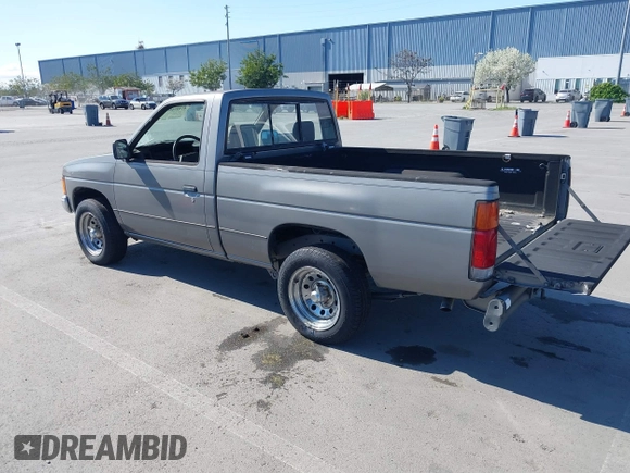 1988 Nissan Hardbody z VIN 1N6ND11S0JC345025, wystawiony jako IAAI lot #41899460 z przebiegiem 132 502 mil mil oraz . Historia ofert i sprzedaży dostępna na DreamBid. Obrazek 3.