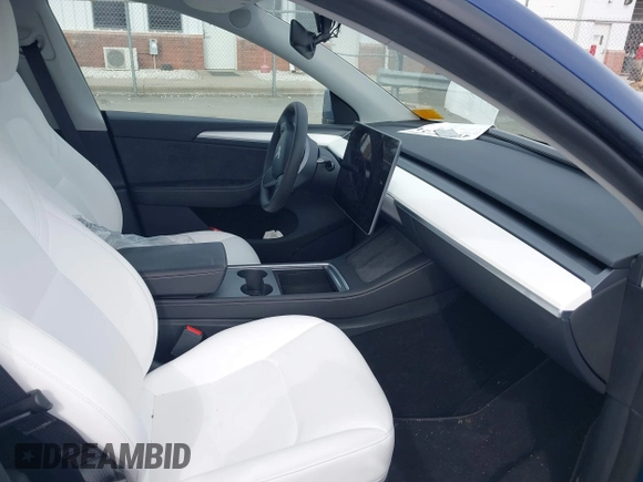 2024 Tesla Model Y Long Range z VIN 7SAYGDEE9RA244657, wystawiony jako IAAI lot #41694621 z przebiegiem 12 991 mil mil oraz . Historia ofert i sprzedaży dostępna na DreamBid. Obrazek 5.