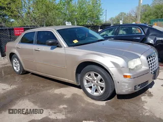 2007 Chrysler 300 Touring z VIN 2C3KA53GX7H612986, wystawiony jako IAAI lot #42080358 z przebiegiem 243 239 mil mil oraz . Historia ofert i sprzedaży dostępna na DreamBid. Obrazek 1.