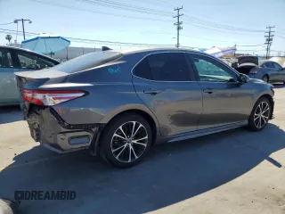 2020 Toyota Camry SE z VIN 4T1G11AK3LU887927, wystawiony jako Copart lot #56430665 z przebiegiem 60 927 mil mil oraz Szkoda całkowita • Salvage title. Historia ofert i sprzedaży dostępna na DreamBid. Obrazek 3.