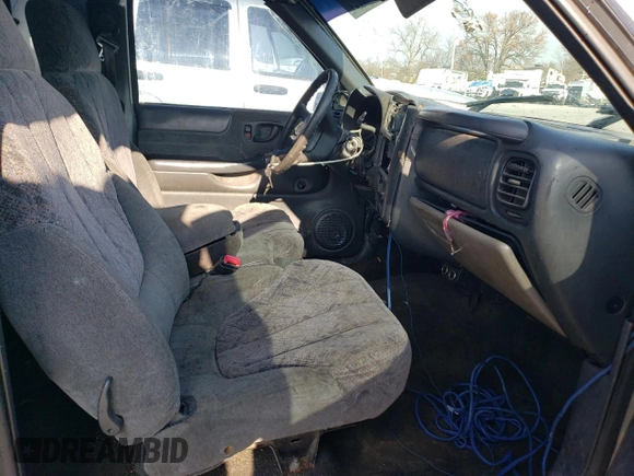 2000 GMC Sonoma SLS z VIN 1GTCS19W2Y8161077, wystawiony jako Copart lot #82616024 z przebiegiem 212 356 mil mil oraz Szkody całkowita. Historia ofert i sprzedaży dostępna na DreamBid. Obrazek 10.