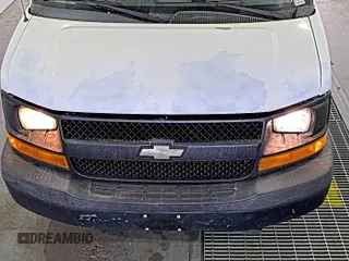 2012 Chevrolet Express Cargo z VIN 1GCSGAFX8C1135353, wystawiony jako IAAI lot #42610415 z przebiegiem 143 913 mil mil oraz . Historia ofert i sprzedaży dostępna na DreamBid. Obrazek 3.
