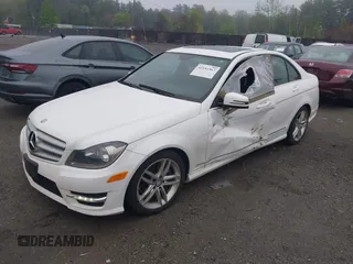 2013 Mercedes-Benz C 300 Sport z VIN WDDGF8ABXDR289262, wystawiony jako IAAI lot #42181367 z przebiegiem 130 744 mil mil oraz . Historia ofert i sprzedaży dostępna na DreamBid. Obrazek 2.