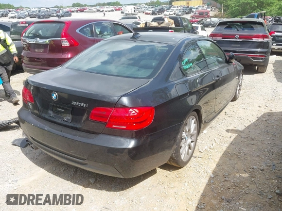 2011 BMW 3 Series 328i z VIN WBAKE3C59BE558791, wystawiony jako IAAI lot #42171294 z przebiegiem 59 256 mil mil oraz . Historia ofert i sprzedaży dostępna na DreamBid. Obrazek 4.