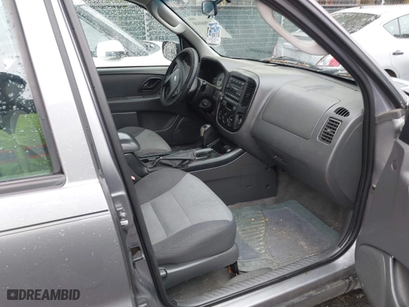 2007 Ford Escape XLS with VIN 1FMYU92Z37KB16651, listed as a IAAI auction lot 41986040 with 119,286 mi miles. Bid and sale history available at carsss.com. Image 5.