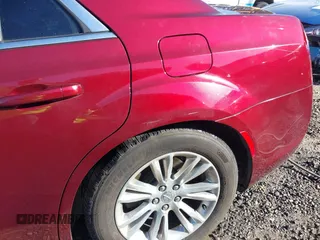 2016 Chrysler 300 Anniversary Edition z VIN 2C3CCAAG7GH248441, wystawiony jako IAAI lot #41450063 z przebiegiem 139 732 mil mil oraz . Historia ofert i sprzedaży dostępna na DreamBid. Obrazek 17.
