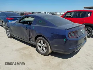 2012 Ford Mustang Premium z VIN 1ZVBP8AM8C5230118, wystawiony jako IAAI lot #41783944 z przebiegiem 113 851 mil mil oraz . Historia ofert i sprzedaży dostępna na DreamBid. Obrazek 3.