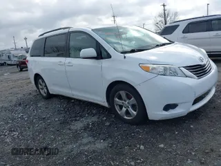 2014 Toyota Sienna LE AAS z VIN 5TDKK3DC5ES447517, wystawiony jako IAAI lot #41930129 z przebiegiem 166 200 mil mil oraz . Historia ofert i sprzedaży dostępna na DreamBid. Obrazek 1.