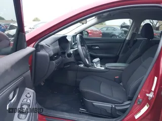 2022 Nissan Sentra SV z VIN 3N1AB8CV7NY268158, wystawiony jako IAAI lot #42355360 z przebiegiem 23 940 mil mil oraz . Historia ofert i sprzedaży dostępna na DreamBid. Obrazek 5.