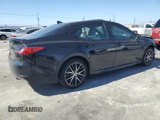 2025 Toyota Camry LE z VIN 4T1DAACK8SU101697, wystawiony jako Copart lot #47858965 z przebiegiem 8 897 mil mil oraz Szkoda całkowita • Salvage title. Historia ofert i sprzedaży dostępna na DreamBid. Obrazek 3.
