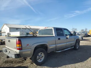 2001 GMC Sierra 1500HD SLE z VIN 1GTGK13U51F165800, wystawiony jako Copart lot #82983364 z przebiegiem 139 686 mil mil oraz Szkody całkowita. Historia ofert i sprzedaży dostępna na DreamBid. Obrazek 3.
