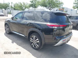 2024 Nissan Pathfinder Platinum z VIN 5N1DR3DJ6RC243508, wystawiony jako IAAI lot #42007758 z przebiegiem 19 729 mil mil oraz . Historia ofert i sprzedaży dostępna na DreamBid. Obrazek 3.