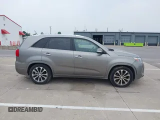 2014 Kia Sorento SX z VIN 5XYKW4A77EG434282, wystawiony jako IAAI lot #42513036 z przebiegiem 175 186 mil mil oraz . Historia ofert i sprzedaży dostępna na DreamBid. Obrazek 13.
