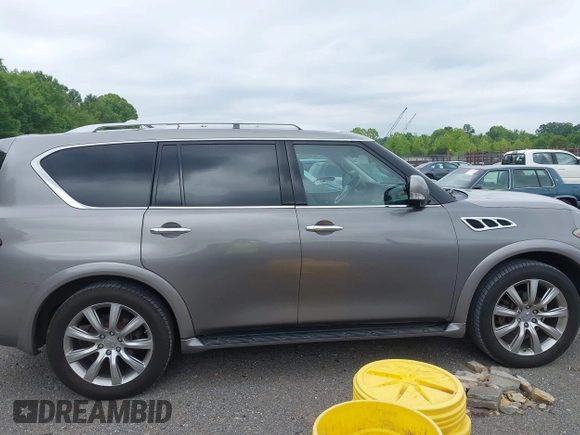 2012 Infiniti QX56 7-passenger z VIN JN8AZ2NEXC9020903, wystawiony jako IAAI lot #42295424 z przebiegiem 181 714 mil mil oraz . Historia ofert i sprzedaży dostępna na DreamBid. Obrazek 13.