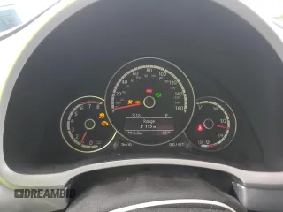 2013 Volkswagen Beetle 2.5L w/Sound/Nav z VIN 3VW5P7ATXDM812019, wystawiony jako Copart lot #56921485 z przebiegiem Nie podano mil oraz Szkoda całkowita • Salvage title. Historia ofert i sprzedaży dostępna na DreamBid. Obrazek 9.